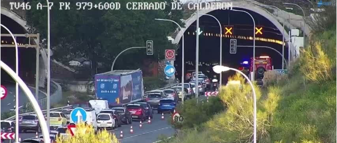 Accidente en la A-7 provoca importantes retenciones en el túnel de Cerrado de Calderón